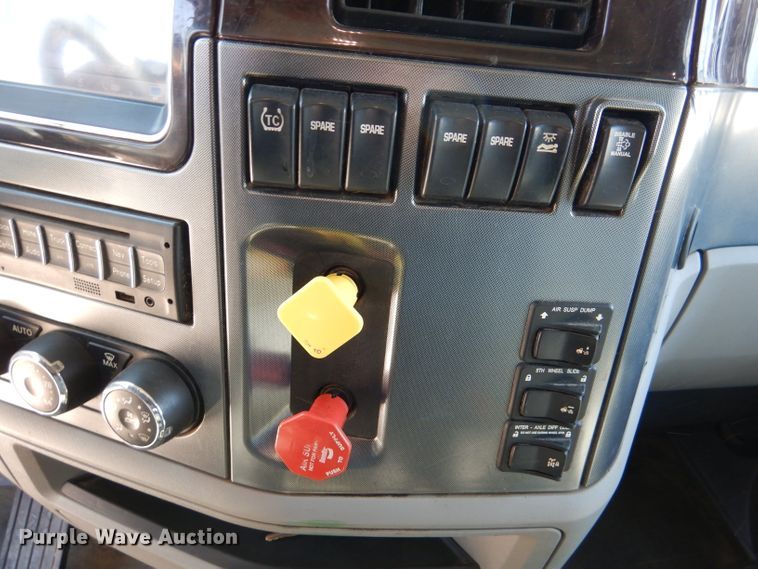 image for item DL2761 2015 Peterbilt 579  semi truck