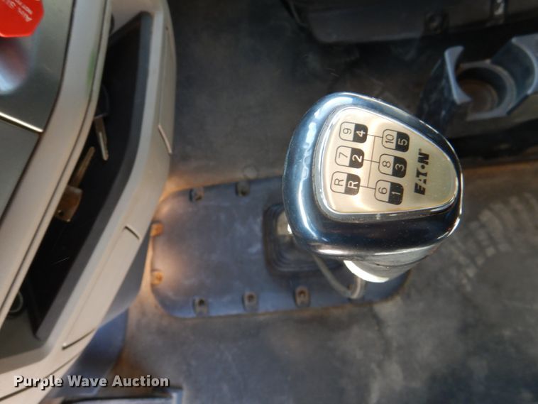 image for item DL2761 2015 Peterbilt 579  semi truck