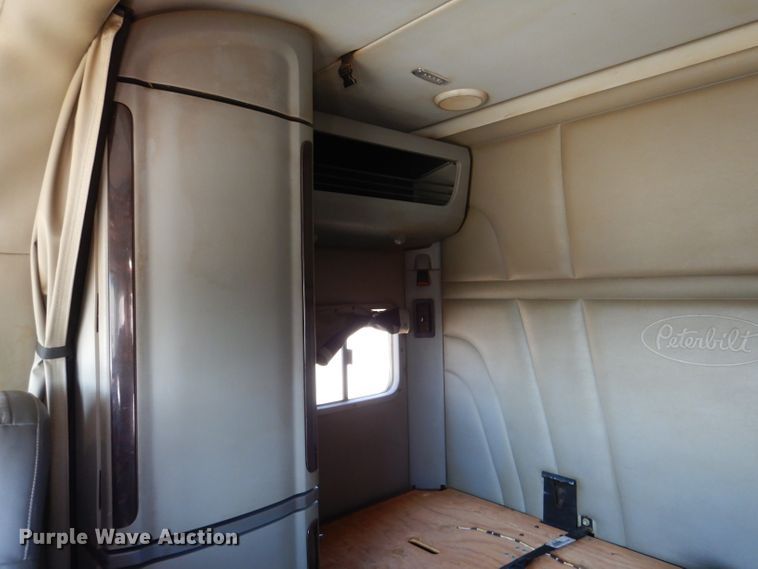 image for item DL2761 2015 Peterbilt 579  semi truck