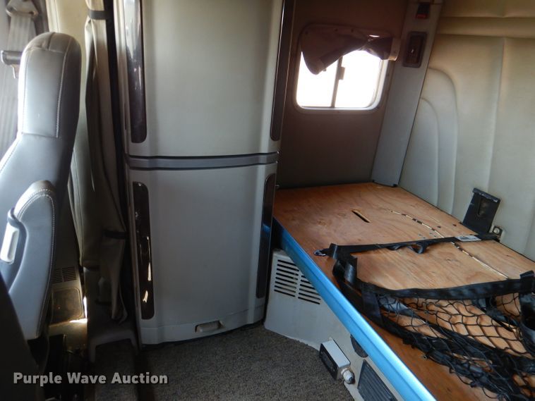 image for item DL2761 2015 Peterbilt 579  semi truck