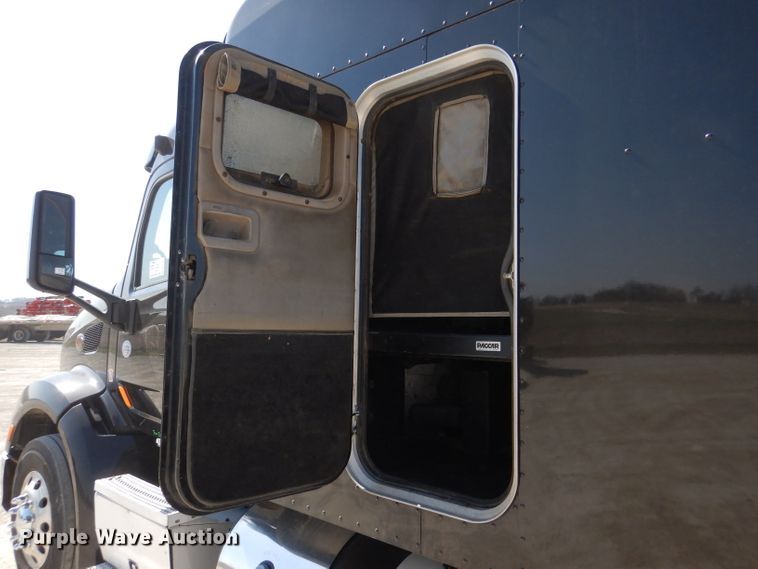 image for item DL2761 2015 Peterbilt 579  semi truck