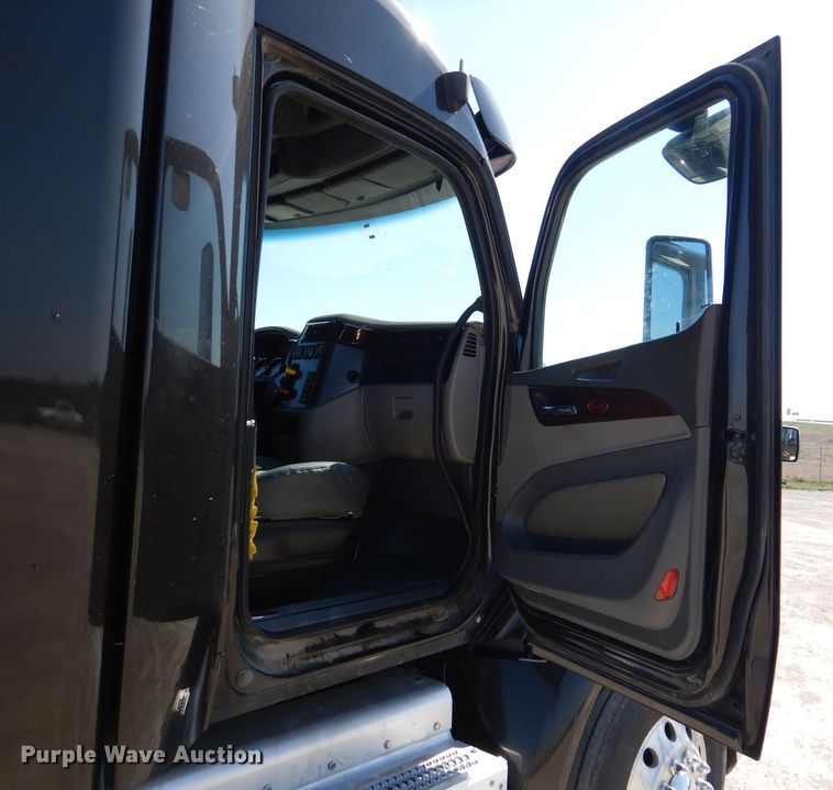 image for item DL2761 2015 Peterbilt 579  semi truck