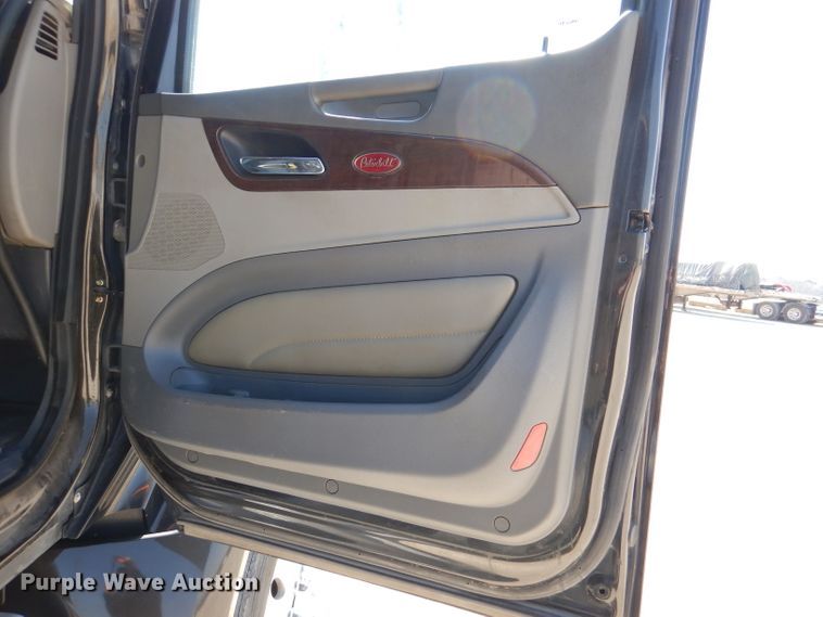 image for item DL2761 2015 Peterbilt 579  semi truck