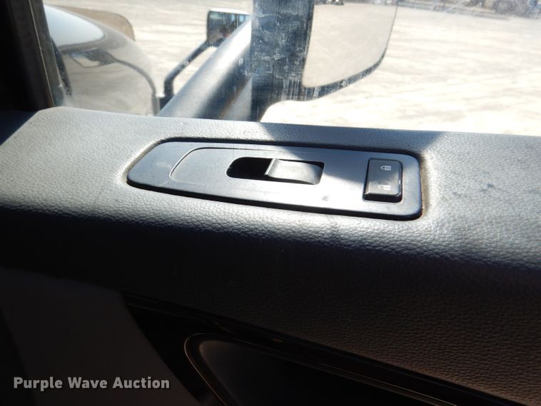 image for item DL2761 2015 Peterbilt 579  semi truck