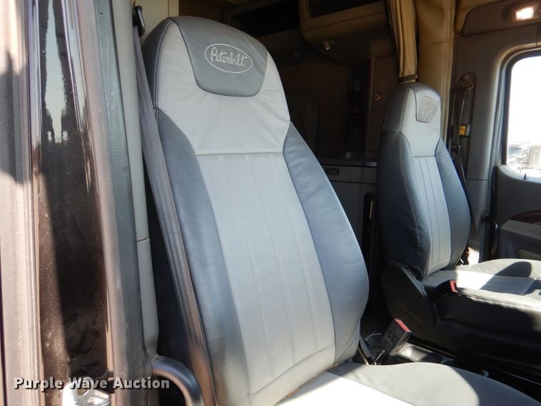 image for item DL2761 2015 Peterbilt 579  semi truck