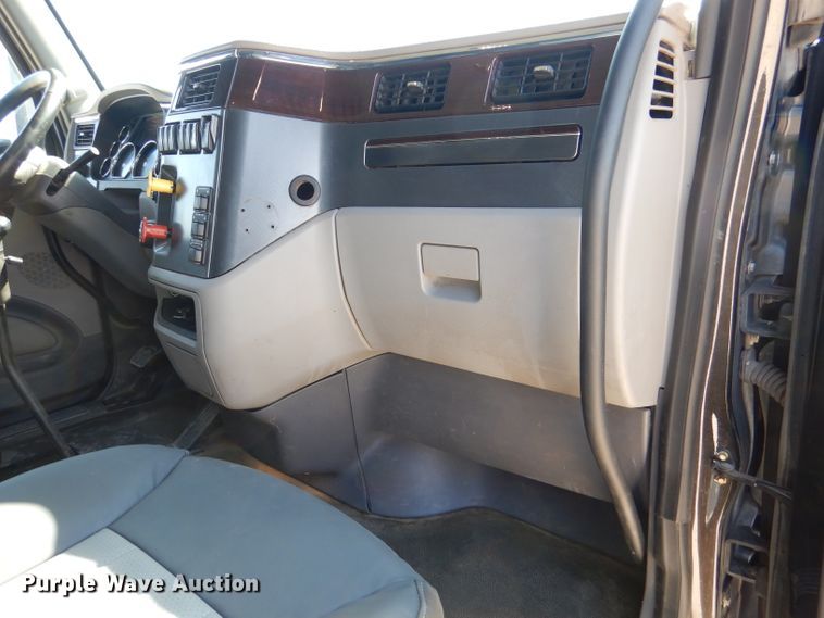 image for item DL2761 2015 Peterbilt 579  semi truck