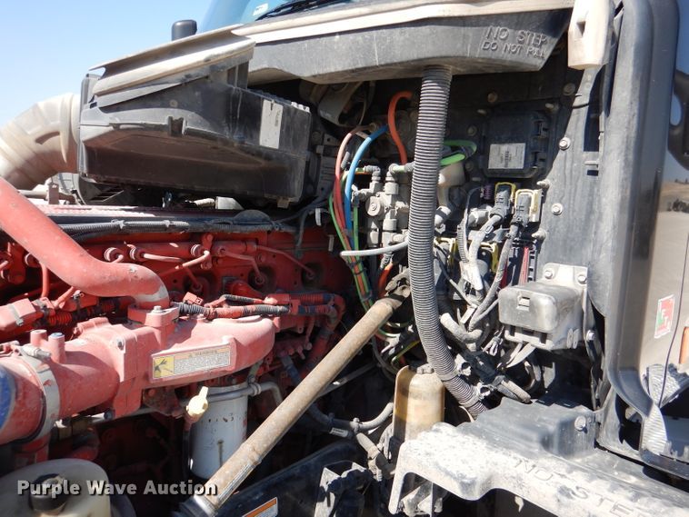 image for item DL2761 2015 Peterbilt 579  semi truck