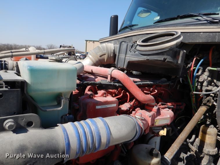 image for item DL2761 2015 Peterbilt 579  semi truck