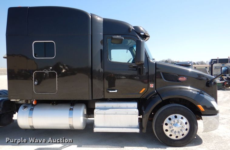 image for item DL2761 2015 Peterbilt 579  semi truck