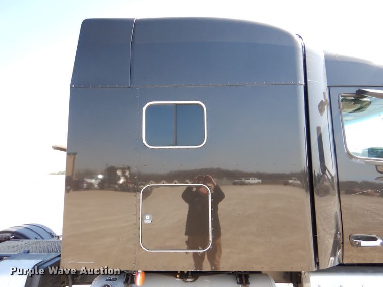 image for item DL2761 2015 Peterbilt 579  semi truck