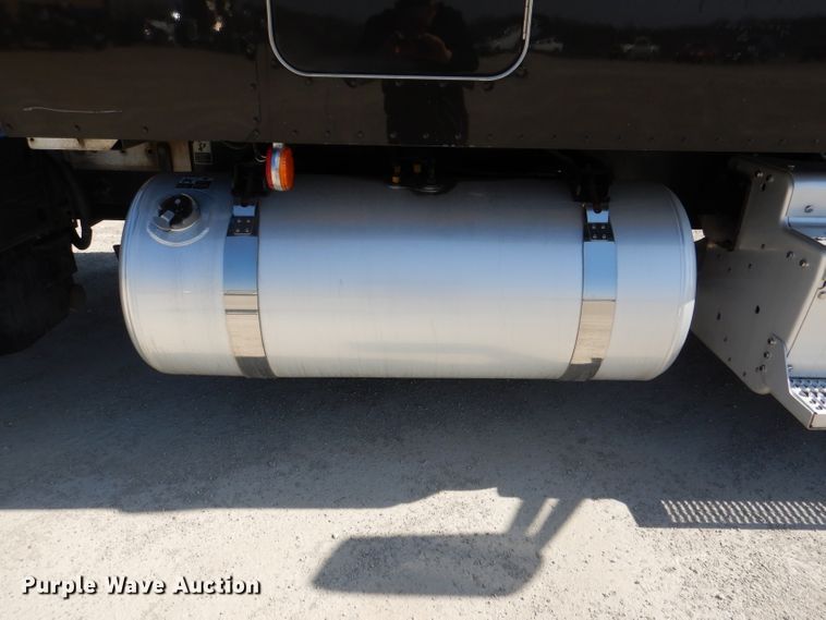 image for item DL2761 2015 Peterbilt 579  semi truck