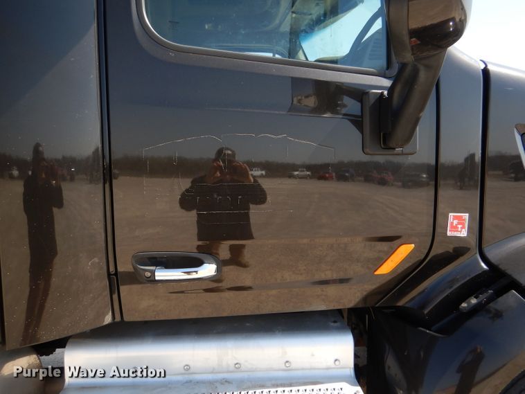 image for item DL2761 2015 Peterbilt 579  semi truck