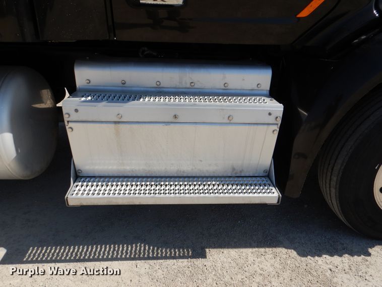 image for item DL2761 2015 Peterbilt 579  semi truck