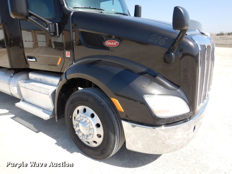 image for item DL2761 2015 Peterbilt 579  semi truck