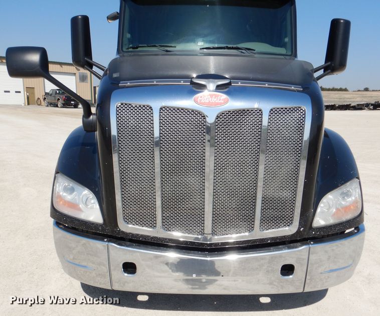 image for item DL2761 2015 Peterbilt 579  semi truck