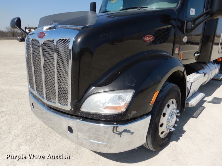 image for item DL2761 2015 Peterbilt 579  semi truck