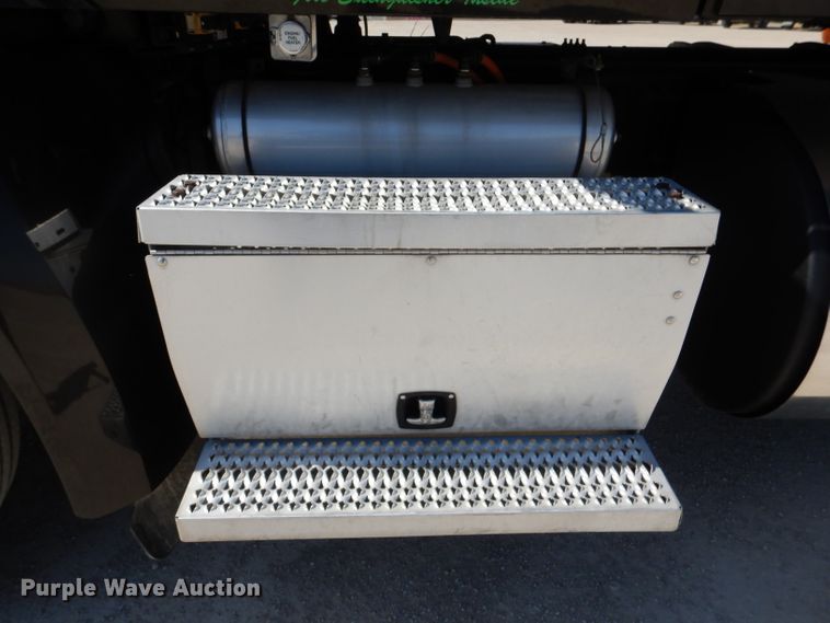 image for item DL2761 2015 Peterbilt 579  semi truck