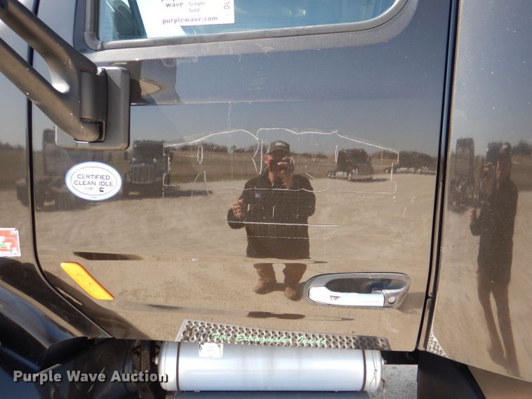 image for item DL2761 2015 Peterbilt 579  semi truck