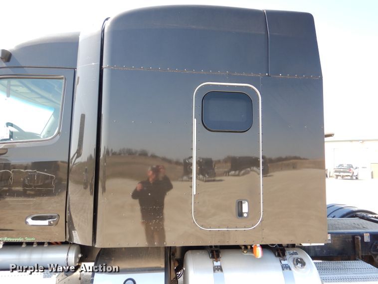 image for item DL2761 2015 Peterbilt 579  semi truck