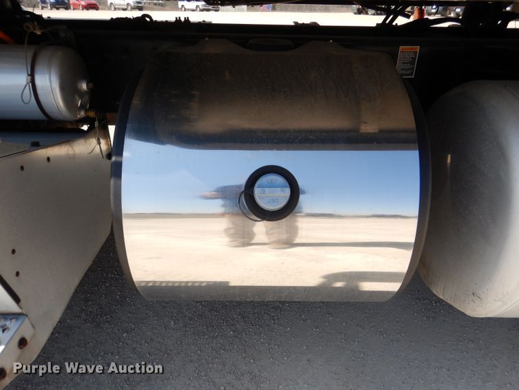 image for item DL2761 2015 Peterbilt 579  semi truck