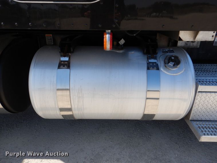 image for item DL2761 2015 Peterbilt 579  semi truck