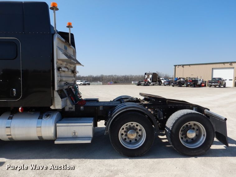 image for item DL2761 2015 Peterbilt 579  semi truck