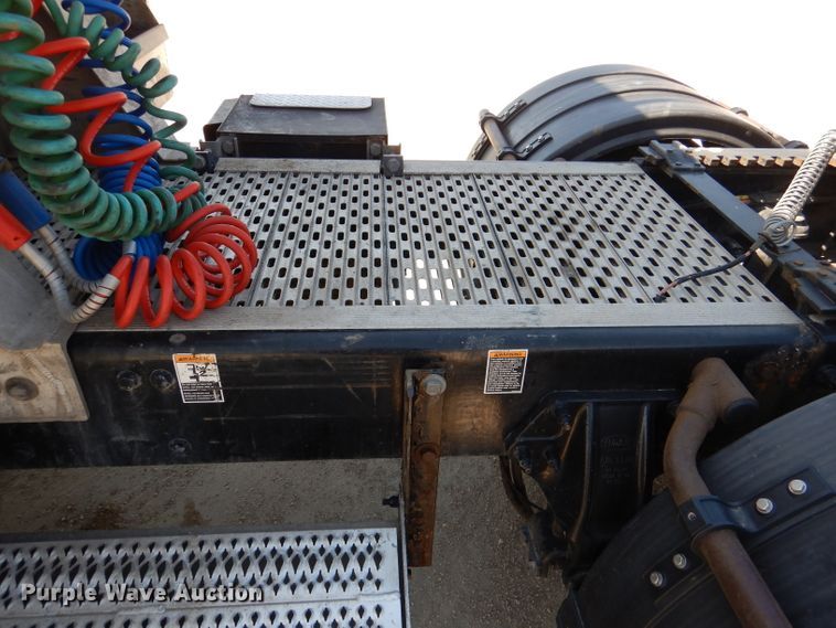 image for item DL2761 2015 Peterbilt 579  semi truck