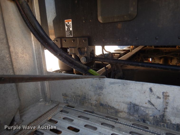 image for item DL2761 2015 Peterbilt 579  semi truck