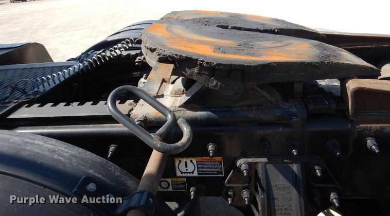 image for item DL2761 2015 Peterbilt 579  semi truck