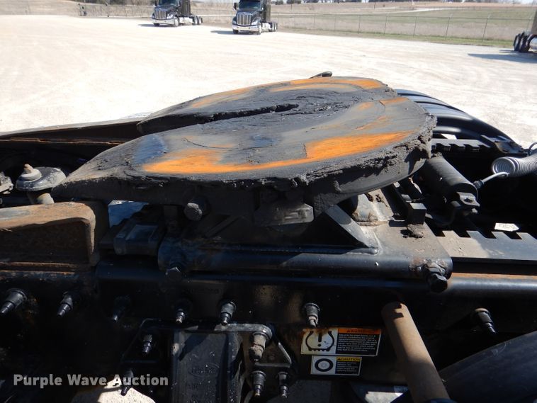 image for item DL2761 2015 Peterbilt 579  semi truck