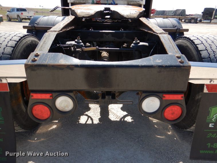 image for item DL2761 2015 Peterbilt 579  semi truck