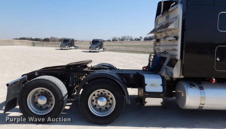 image for item DL2761 2015 Peterbilt 579  semi truck
