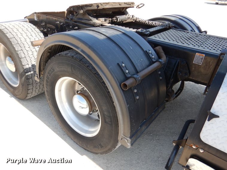 image for item DL2761 2015 Peterbilt 579  semi truck