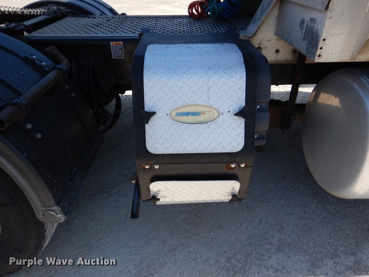 image for item DL2761 2015 Peterbilt 579  semi truck