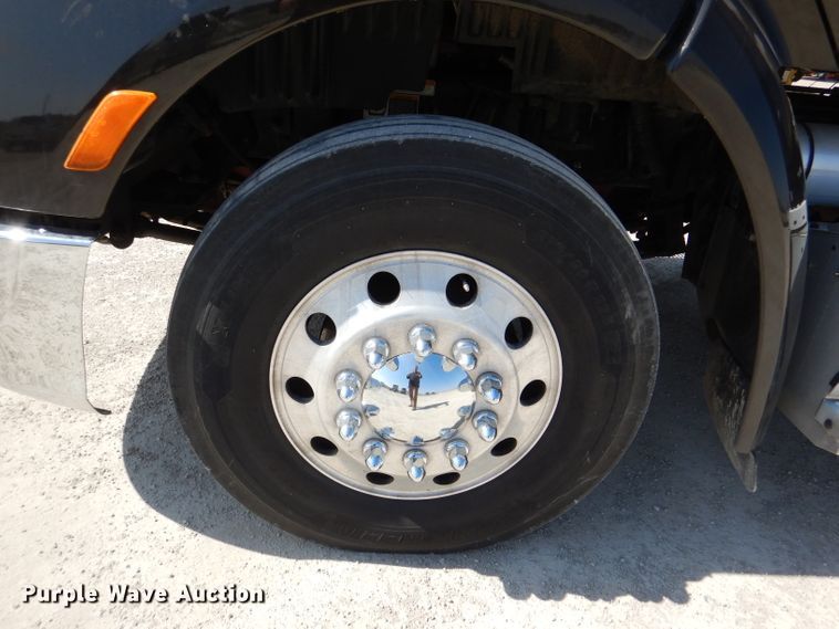 image for item DL2761 2015 Peterbilt 579  semi truck