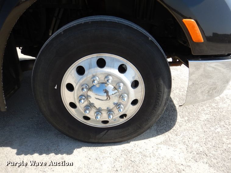 image for item DL2761 2015 Peterbilt 579  semi truck