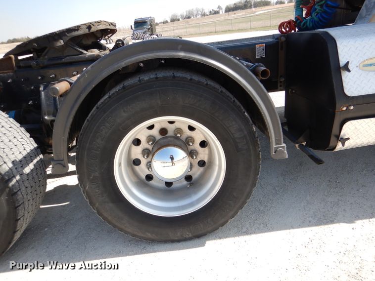 image for item DL2761 2015 Peterbilt 579  semi truck