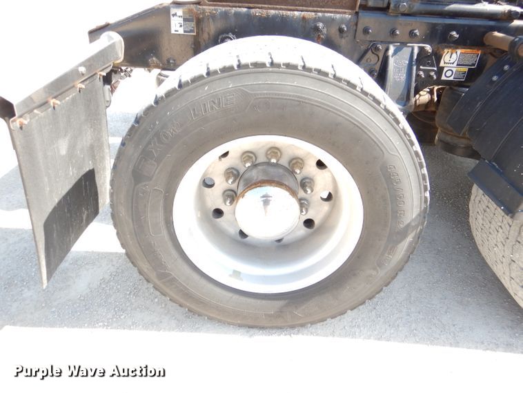 image for item DL2761 2015 Peterbilt 579  semi truck