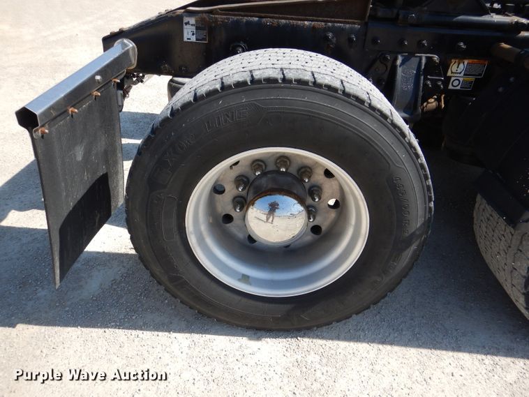 image for item DL2761 2015 Peterbilt 579  semi truck