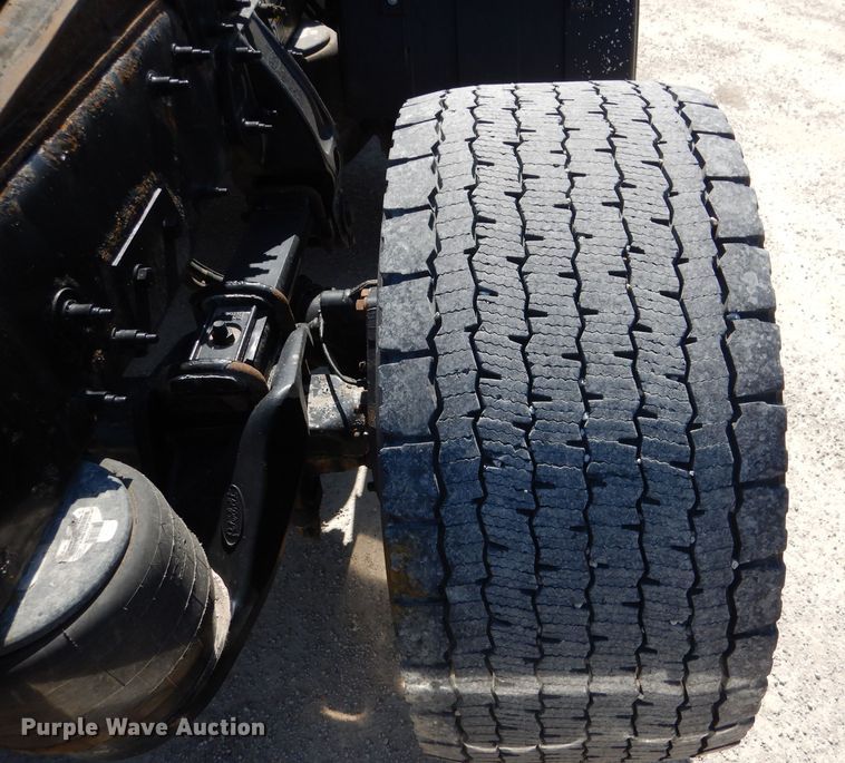 image for item DL2761 2015 Peterbilt 579  semi truck