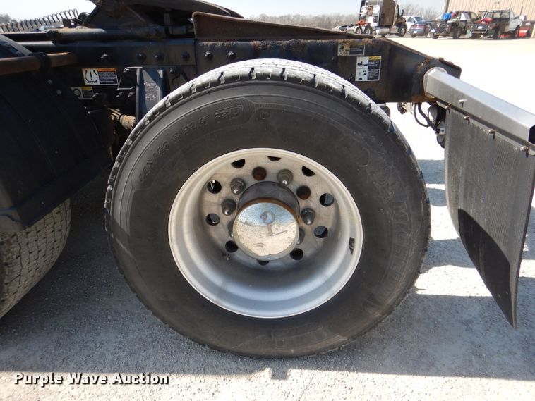 image for item DL2761 2015 Peterbilt 579  semi truck