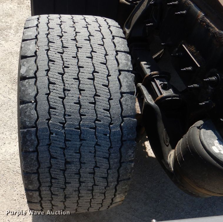 image for item DL2761 2015 Peterbilt 579  semi truck