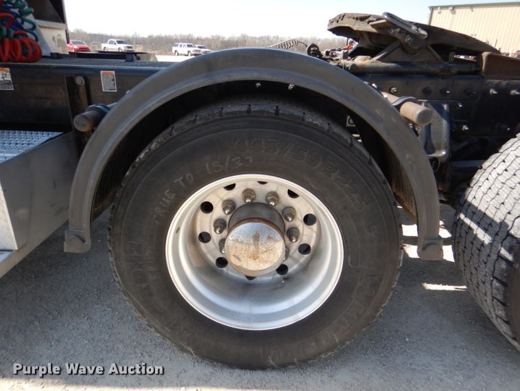 image for item DL2761 2015 Peterbilt 579  semi truck