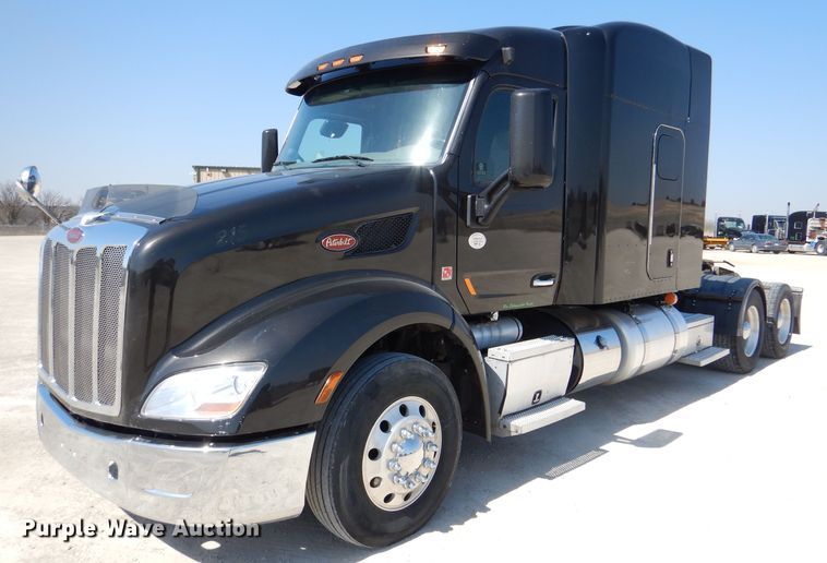 image for item DL2762 2015 Peterbilt 579  semi truck
