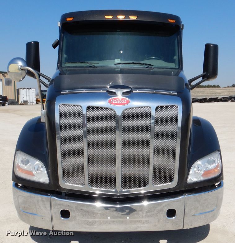 image for item DL2762 2015 Peterbilt 579  semi truck