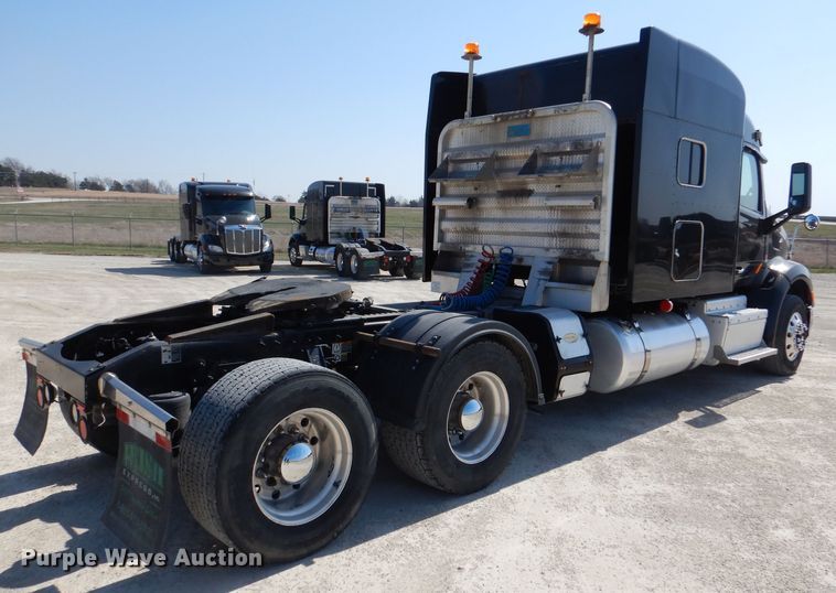 image for item DL2762 2015 Peterbilt 579  semi truck