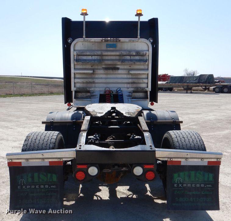 image for item DL2762 2015 Peterbilt 579  semi truck