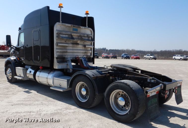 image for item DL2762 2015 Peterbilt 579  semi truck