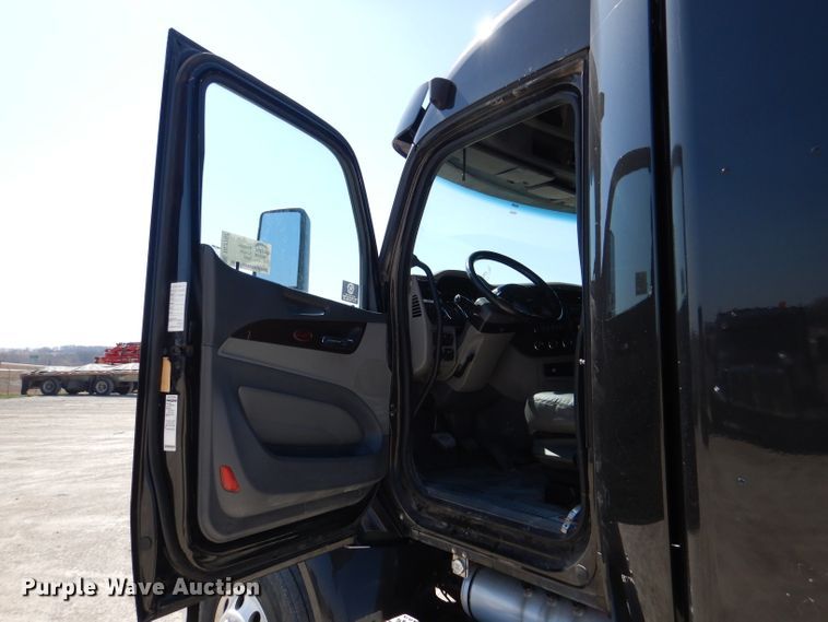 image for item DL2762 2015 Peterbilt 579  semi truck