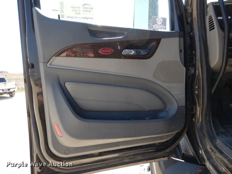 image for item DL2762 2015 Peterbilt 579  semi truck